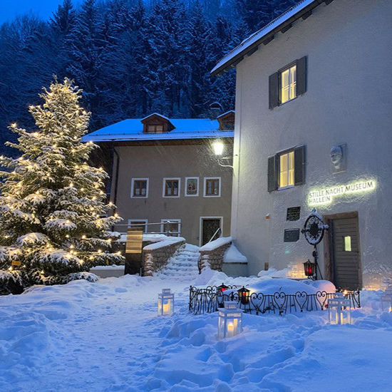 Eine Außenansicht des Stille Nacht Museum Hallein umgeben von Schnee